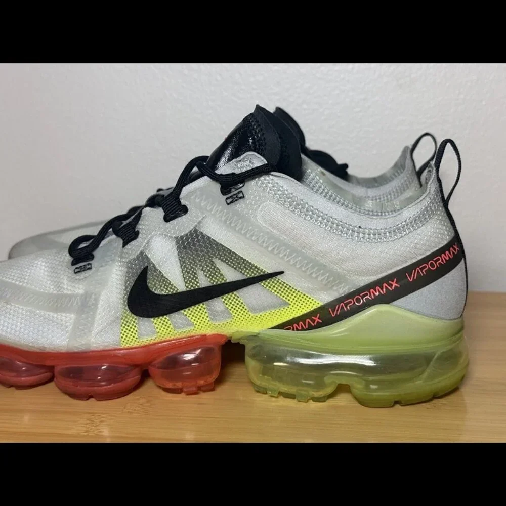 Size 9.5 - Nike Air Vapormax 2019 Pure Platinum Black Crimson‎ Mens AR6631-007 - Picture 4 of 9